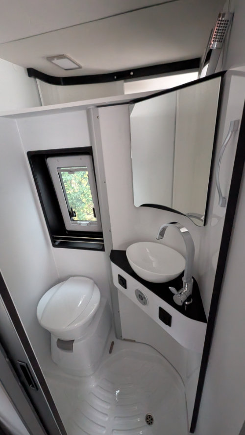 Bad1 - Toilette und Waschbecken