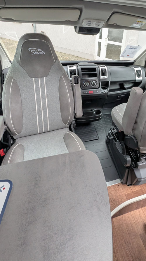 Fahrersitz - gedreht zum Tisch